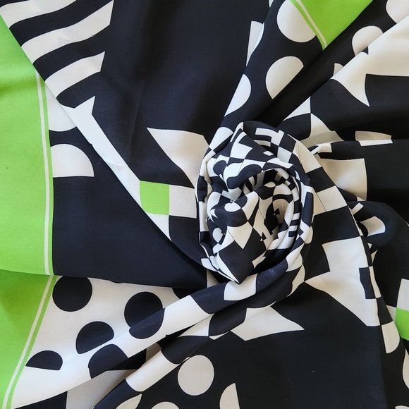 カールラガーフェルド　スカーフ　イタリア製 Karl Lagerfeld | Accessories | Karl Lagerfeld Graphic Print